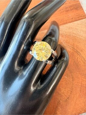 Vintage Silver-Tone Ring with Yellow Solitaire Gemstone - Size 7.5